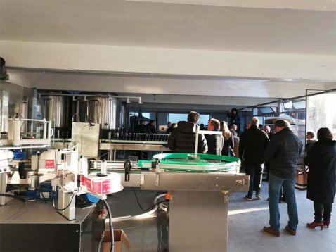 法國(guó)客戶釀酒設(shè)備安裝完成